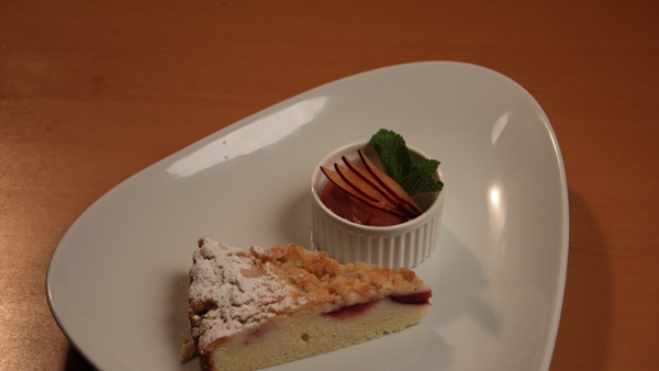 Švestkový koláč s drobenkou a švestkovým sorbetem